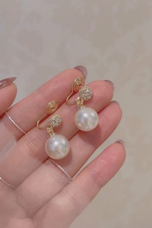 Elegant French Pearl Stud Earrings for Women - Non-Pierced Ear Clips, Small Round Design, Chic Ear Accessories for a Gentle Look