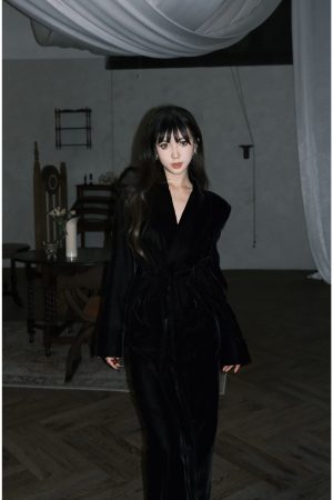 Elegant Heavyweight Velvet Trench Coat for Women - Fitted V-Neck Long Outerwear, High-End Fashion, Chic Style