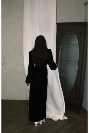 Elegant Heavyweight Velvet Trench Coat for Women - Fitted V-Neck Long Outerwear, High-End Fashion, Chic Style
