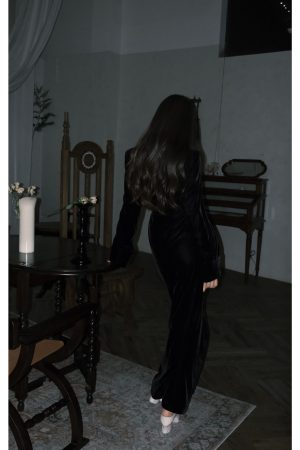 Elegant Heavyweight Velvet Trench Coat for Women - Fitted V-Neck Long Outerwear, High-End Fashion, Chic Style