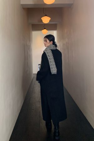 Elegant Hepburn Style Black Mid-Length 100% Wool Coat for Women - High-End Woolen Outerwear, Classic Vintage Fashion