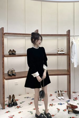Elegant Hepburn-Style Black Velvet Dress for Women, Waist-Cinching, Petite-Friendly, Spring Layering, Short Skirt