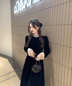 Elegant Hepburn-Style Black Velvet Dress for Women, Waist-Cinching, Petite-Friendly, Spring Layering, Short Skirt