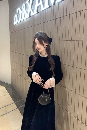 Elegant Hepburn-Style Black Velvet Dress for Women, Waist-Cinching, Petite-Friendly, Spring Layering, Short Skirt