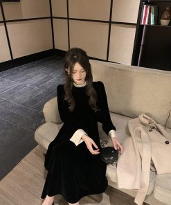 Elegant Hepburn-Style Black Velvet Dress for Women, Waist-Cinching, Petite-Friendly, Spring Layering, Short Skirt