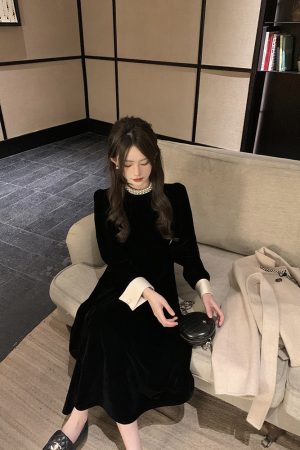 Elegant Hepburn-Style Black Velvet Dress for Women, Waist-Cinching, Petite-Friendly, Spring Layering, Short Skirt