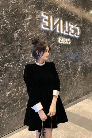 Elegant Hepburn-Style Black Velvet Dress for Women, Waist-Cinching, Petite-Friendly, Spring Layering, Short Skirt