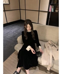 Elegant Hepburn-Style Black Velvet Dress for Women, Waist-Cinching, Petite-Friendly, Spring Layering, Short Skirt