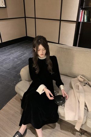 Elegant Hepburn-Style Black Velvet Dress for Women, Waist-Cinching, Petite-Friendly, Spring Layering, Short Skirt