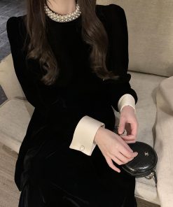 Elegant Hepburn-Style Black Velvet Dress for Women, Waist-Cinching, Petite-Friendly, Spring Layering, Short Skirt