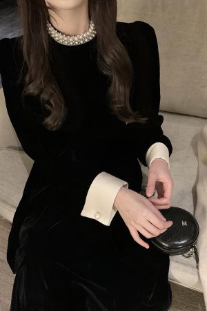 Elegant Hepburn-Style Black Velvet Dress for Women, Waist-Cinching, Petite-Friendly, Spring Layering, Short Skirt