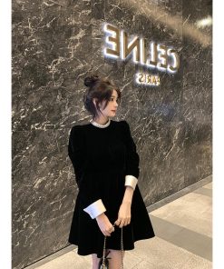 Elegant Hepburn-Style Black Velvet Dress for Women, Waist-Cinching, Petite-Friendly, Spring Layering, Short Skirt