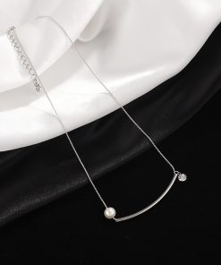 Elegant Korean Minimalist Pearl Necklace - Light Luxury Clavicle Chain for High-End Fashion Style