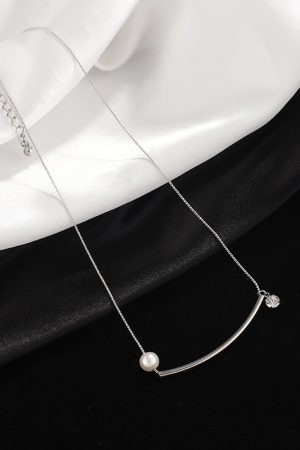 Elegant Korean Minimalist Pearl Necklace - Light Luxury Clavicle Chain for High-End Fashion Style