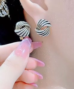 Elegant Korean Style Pure Silver Ear Clips - Light Luxury Fashion Earrings, Trendy Versatile Ear Pendants for a Chic Look