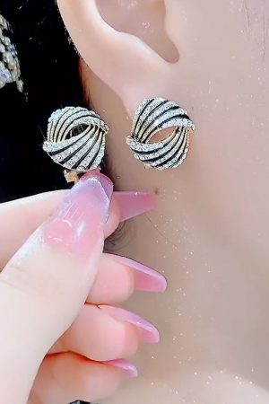 Elegant Korean Style Pure Silver Ear Clips - Light Luxury Fashion Earrings, Trendy Versatile Ear Pendants for a Chic Look
