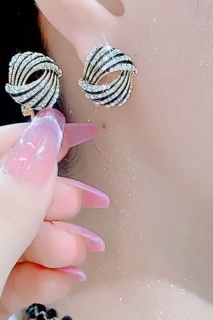 Elegant Korean Style Pure Silver Ear Clips - Light Luxury Fashion Earrings, Trendy Versatile Ear Pendants for a Chic Look