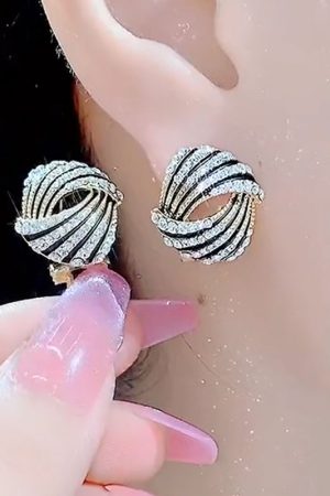 Elegant Korean Style Pure Silver Ear Clips - Light Luxury Fashion Earrings, Trendy Versatile Ear Pendants for a Chic Look