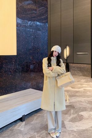 Elegant Mid-Length Stand Collar Wool Coat for Women, High-End Quality, Chic Fur Detail, Perfect for Fall and Winter Fashion