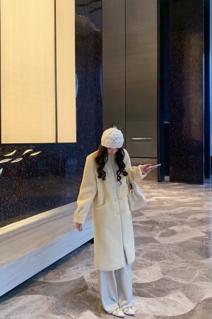 Elegant Mid-Length Stand Collar Wool Coat for Women, High-End Quality, Chic Fur Detail, Perfect for Fall and Winter Fashion