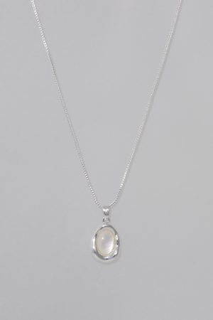 Elegant Minimalist White Mother-of-Pearl Pendant Necklace - High-End Versatile French Collarbone Chain for Commuter Style