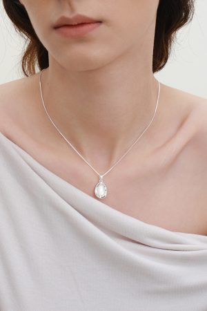 Elegant Minimalist White Mother-of-Pearl Pendant Necklace - High-End Versatile French Collarbone Chain for Commuter Style