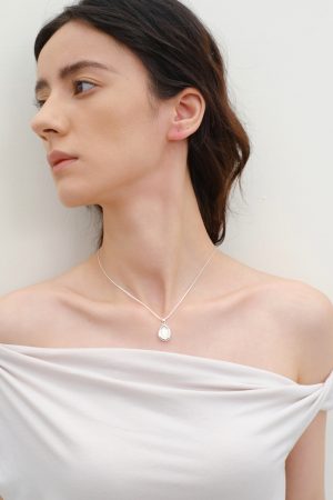 Elegant Minimalist White Mother-of-Pearl Pendant Necklace - High-End Versatile French Collarbone Chain for Commuter Style