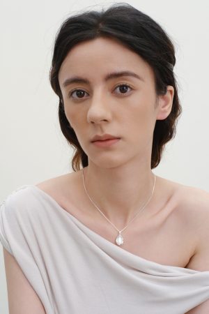 Elegant Minimalist White Mother-of-Pearl Pendant Necklace - High-End Versatile French Collarbone Chain for Commuter Style
