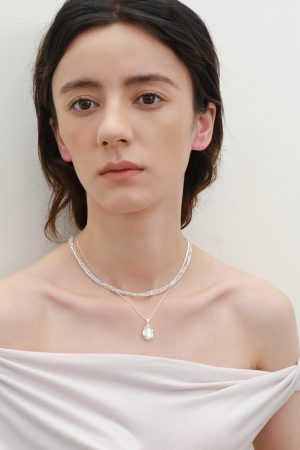 Elegant Minimalist White Mother-of-Pearl Pendant Necklace - High-End Versatile French Collarbone Chain for Commuter Style