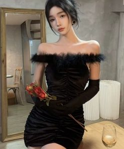 Elegant One-Shoulder Gold Velvet Evening Gown - Sophisticated Short Dress for Women's Annual Meetings and Formal Events