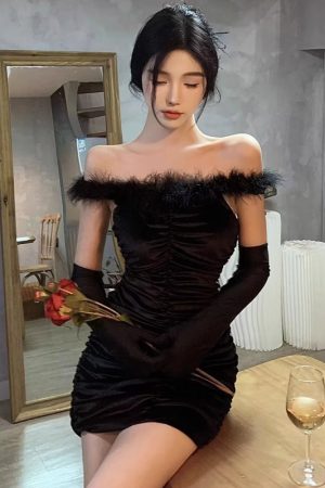 Elegant One-Shoulder Gold Velvet Evening Gown - Sophisticated Short Dress for Women's Annual Meetings and Formal Events