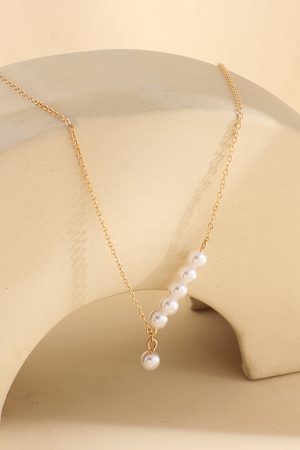 Elegant Pearl Tassel Necklace for Women - Minimalist Clavicle Chain, Fashionable Niche Design, Perfect for Everyday Wear