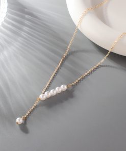 Elegant Pearl Tassel Necklace for Women - Minimalist Clavicle Chain, Fashionable Niche Design, Perfect for Everyday Wear