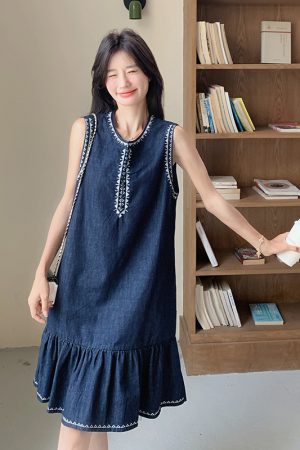 Elegant Petite Sleeveless Dress for Summer - Trendy Classy Style for May Day Outings, Perfect for 90s and Y2K Fashion Lovers