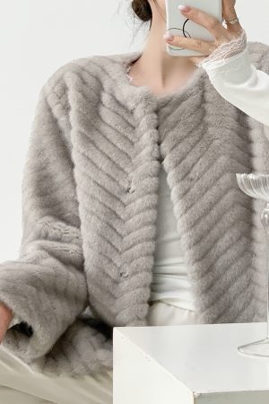 Elegant Retro Herringbone Embossed Faux Fur Women's Winter Coat - Eco-Friendly Minimalist Shoulder-Length Short Jacket