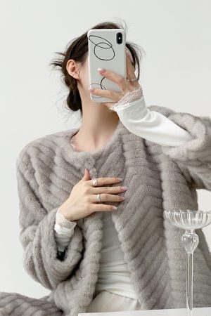 Elegant Retro Herringbone Embossed Faux Fur Women's Winter Coat - Eco-Friendly Minimalist Shoulder-Length Short Jacket