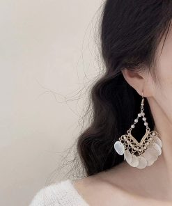 Elegant Retro Shell Tassel Earrings with Niche Ins-Style Ear Hooks for a High-End Look
