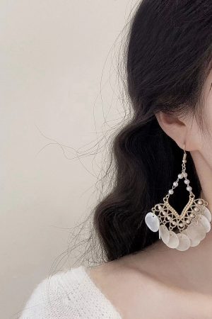Elegant Retro Shell Tassel Earrings with Niche Ins-Style Ear Hooks for a High-End Look