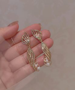 Elegant Retro Spiral Pearl Earrings for Women â€“ High-End 2025 Niche Design, French Palace Style