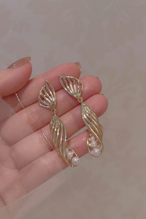 Elegant Retro Spiral Pearl Earrings for Women â€“ High-End 2025 Niche Design, French Palace Style