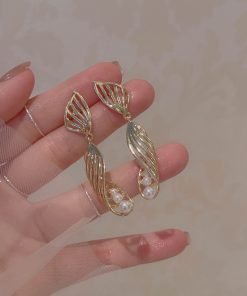 Elegant Retro Spiral Pearl Earrings for Women â€“ High-End 2025 Niche Design, French Palace Style
