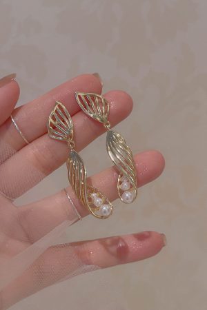 Elegant Retro Spiral Pearl Earrings for Women â€“ High-End 2025 Niche Design, French Palace Style