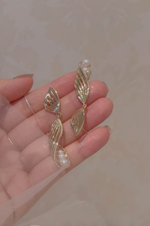 Elegant Retro Spiral Pearl Earrings for Women â€“ High-End 2025 Niche Design, French Palace Style