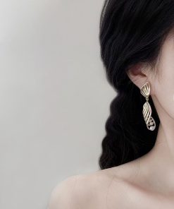 Elegant Retro Spiral Pearl Earrings for Women â€“ High-End 2025 Niche Design, French Palace Style