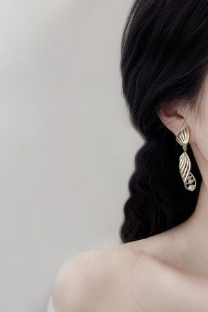 Elegant Retro Spiral Pearl Earrings for Women â€“ High-End 2025 Niche Design, French Palace Style
