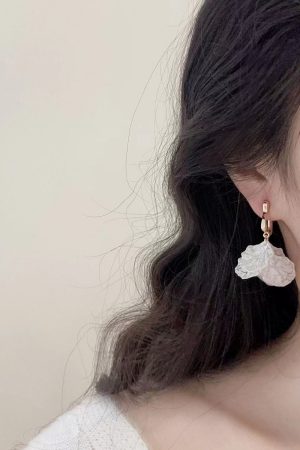 Elegant Shell Flower Drop Earrings for Women, Niche French Style Ear Clips, 2025 Trendy Design