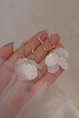 Elegant Shell Flower Drop Earrings for Women, Niche French Style Ear Clips, 2025 Trendy Design