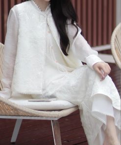 Elegant Sleeveless Jacket Vest in New Chinese Style - Women's Moonlight Listening to the Wind Design for Spring 2025 Fashion