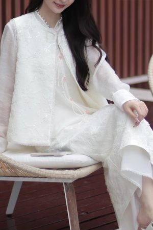 Elegant Sleeveless Jacket Vest in New Chinese Style - Women's Moonlight Listening to the Wind Design for Spring 2025 Fashion
