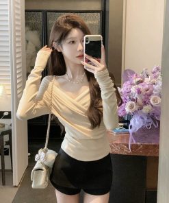 Elegant V-Neck Knitted Base Shirt for Women - Unique Waist-Cinching Silhouette, Perfect for Winter Layering and 90s Style Fashion